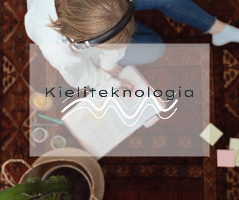 Asiantuntija-artikkelKuvan taustalla istuu nainen kuulokkeet päässä ja kirja lattialla, hän tekee muistiinpanoja. Kuvan päällä lukee kieliteknologia.