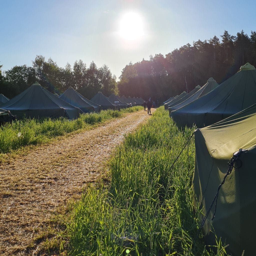 Telttakylä varhaisessa aamuauringossa.