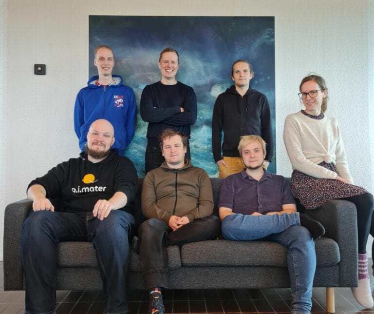 Luokkakuvassa kaikki a.i.materin seitsemän työntekijää. Sohvalla istuvat Niko, Antti, Aleksi ja Eve. Takana seisovat Aki, Lauri ja Kai.