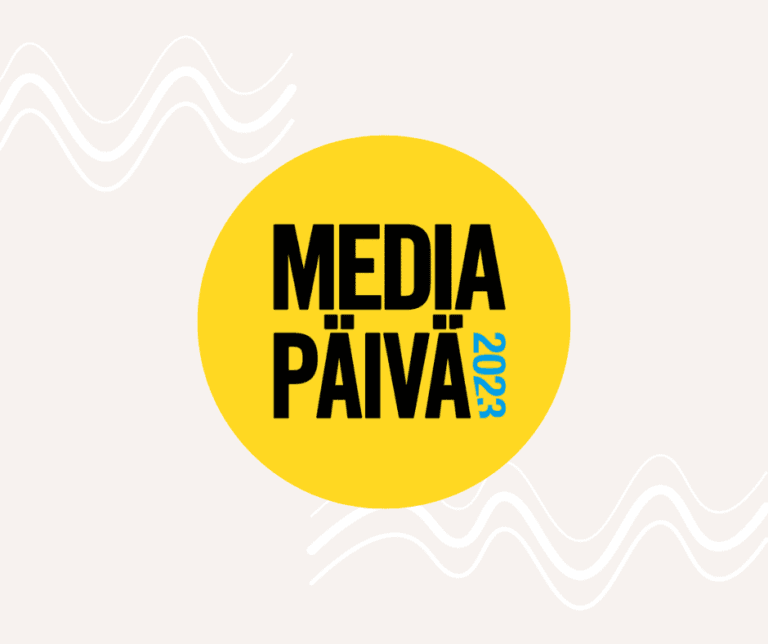 Vaalean taustan keskellä iso keltainen ympyrän muotoinen logo, jossa lukee Mediapäivä 2023.