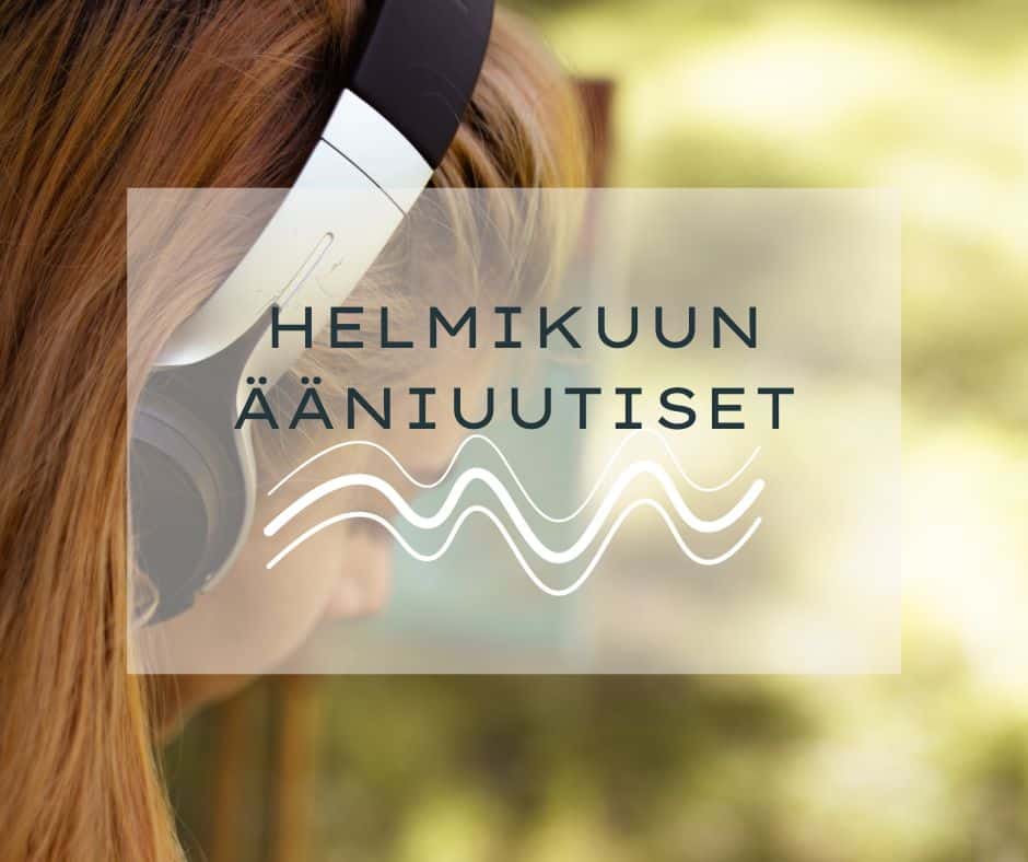 Taustalla punahiuksinen nainen, jolla kuulokkeet päässä. Kuvan päällä sumennettu suorakulmio, jossa lukee: Helmikuun ääniuutiset. Tekstin alla on piirretty valkoinen ääniaalto alleviivaamaan tekstiä.