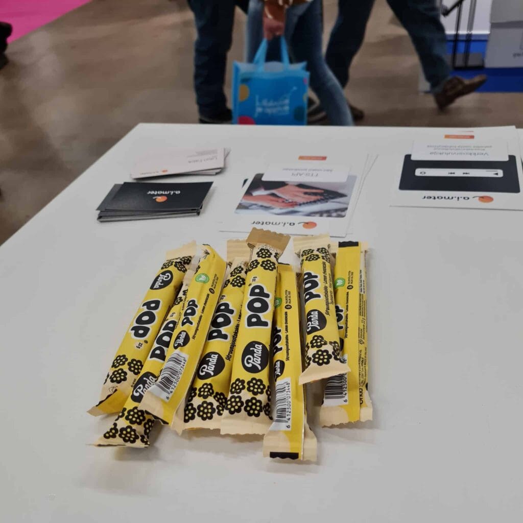 Aimaterin messupöytä, jossa flyereita ja lakupatukoita.