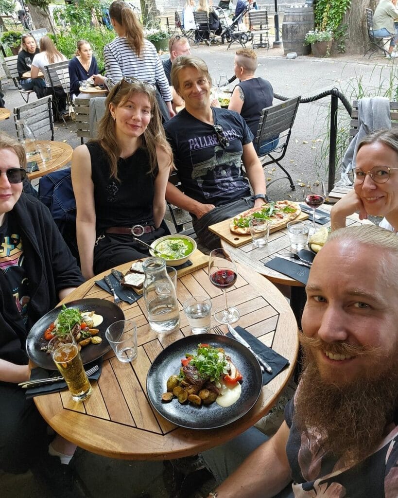 Selfie kaikista viidestä työntekijästä Tintån terassilla lounaalla.
